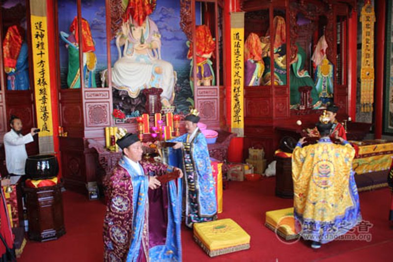 寺院之光：传统与现代交相辉映的文化景观